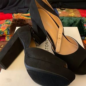 Women black heels size 9w new